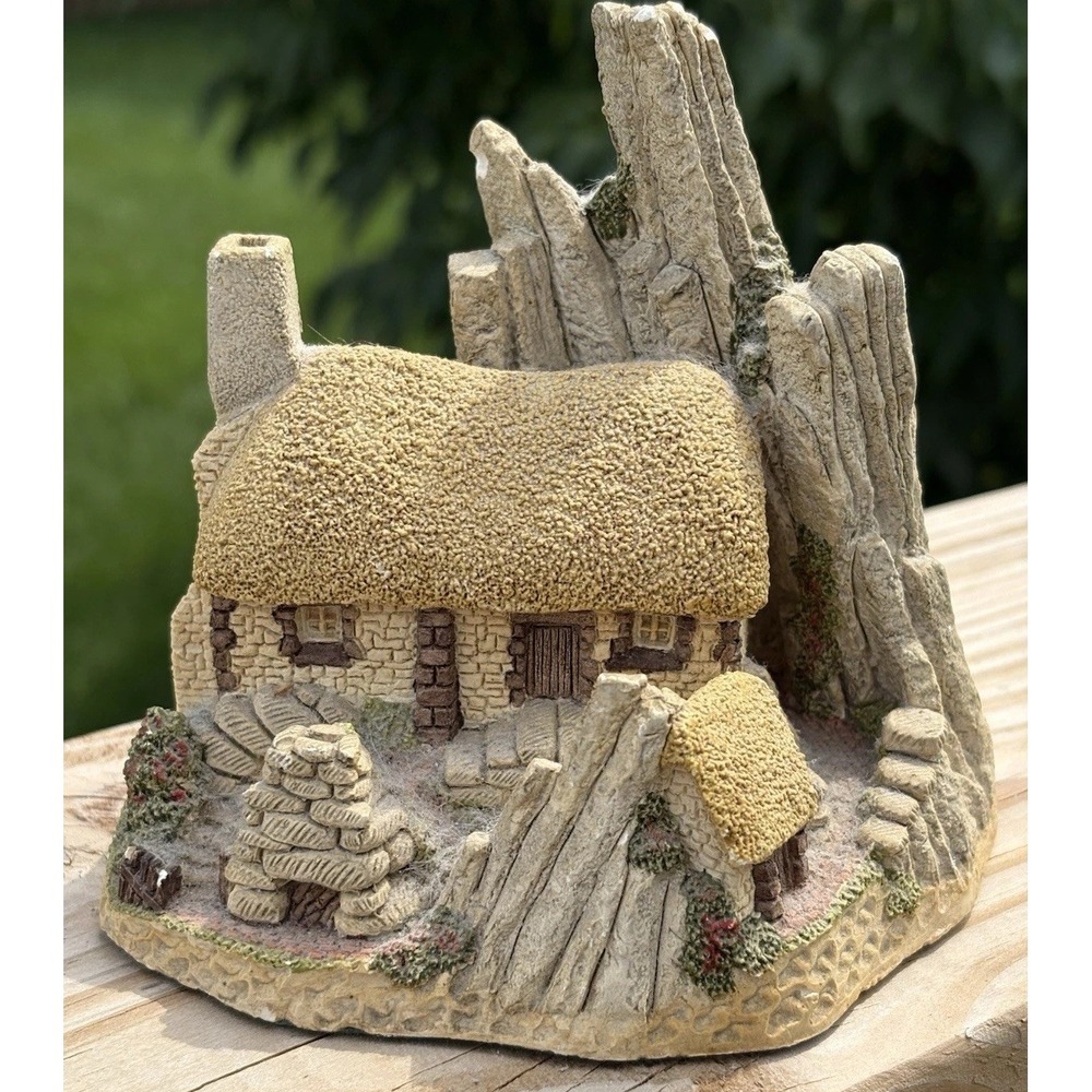 David Winter Crofter's Cottage, figurine, Great Britain. 1986 5”x5”.